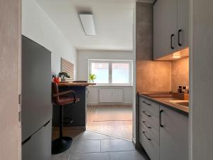 eine Küche mit einer Theke und einem Stuhl darin in der Unterkunft 4Flat - Zentral & Free Parking in Osnabrück