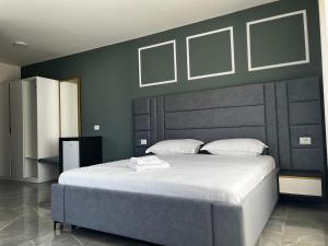 Postel nebo postele na pokoji v ubytování Hotel LEODORI 3 suites
