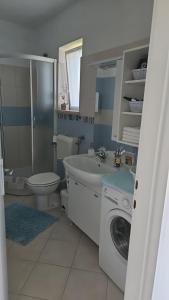 ein Badezimmer mit Toilette, Waschbecken und Waschmaschine in der Unterkunft Gianna Apartment Labin in Labin + 26 Fotos