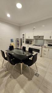 a kitchen with a table and chairs in a room at شقق سكنية مفروشة بالباحة 1 in Al Jith