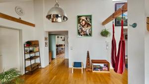 a living room with white walls and wooden floors at Stadtoase mit traumhaftem Ausblick in Linz