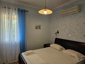 Giường trong phòng chung tại Corfu Glyfada Menigos Resort 86