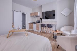 a living room with a bed and a table and a kitchen at Short Time Suites Toulon Centre 1 "LE STUDIO" Check-in auto in Toulon