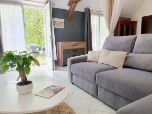 una sala de estar con un sofá y una mesa en La Chambre des Châteaux, en Cellettes