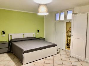 a bedroom with a bed and green walls at Appartamento Aria D'Abete, Sirolo in Sirolo