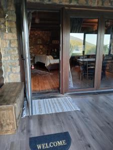 Φωτογραφία από το άλμπουμ του Artemis' Stone House σε Πέτρα