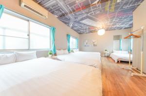 een slaapkamer met twee bedden en een met graffiti bedekt plafond bij Sanacion Namba 難波千日前の5LDK120平米 駅徒歩2分 広々バルコニーでバーベキューも可能 in Osaka