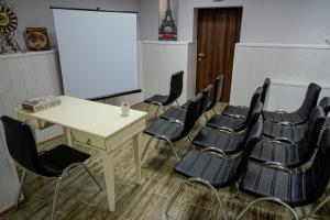 The business area and/or conference room at Villa Paris