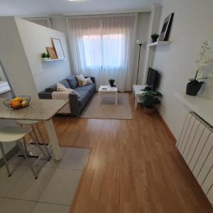 una sala de estar con un sofá y una mesa en MARALES Sanxenxo, en Sanxenxo