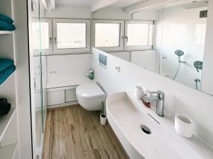 Koupelna v ubytování Seehütte Sonnenschilf - Premium Hide-Away Ferienhaus in Rust direkt am Neusiedlersee