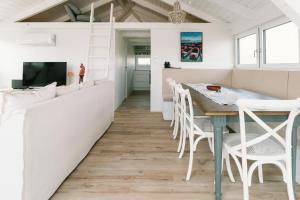 Kuchyň nebo kuchyňský kout v ubytování Seehütte Sonnenschilf - Premium Hide-Away Ferienhaus in Rust direkt am Neusiedlersee