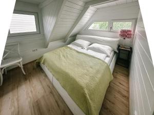 Postel nebo postele na pokoji v ubytování Seehütte Sonnenschilf - Premium Hide-Away Ferienhaus in Rust direkt am Neusiedlersee