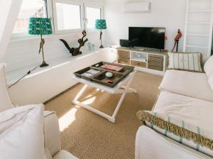 TV a/nebo společenská místnost v ubytování Seehütte Sonnenschilf - Premium Hide-Away Ferienhaus in Rust direkt am Neusiedlersee