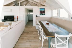 TV a/nebo společenská místnost v ubytování Seehütte Sonnenschilf - Premium Hide-Away Ferienhaus in Rust direkt am Neusiedlersee