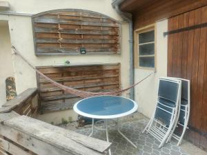 a table and two chairs sitting on a patio at Maison centre-ville in Capdenac-Gare