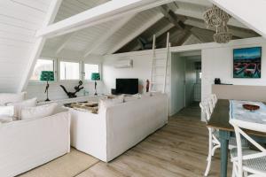 TV a/nebo společenská místnost v ubytování Seehütte Sonnenschilf - Premium Hide-Away Ferienhaus in Rust direkt am Neusiedlersee