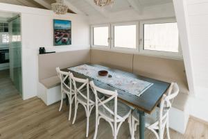 Kuchyň nebo kuchyňský kout v ubytování Seehütte Sonnenschilf - Premium Hide-Away Ferienhaus in Rust direkt am Neusiedlersee