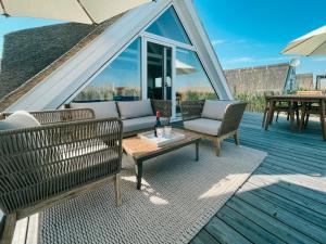 Posezení v ubytování Seehütte Sonnenschilf - Premium Hide-Away Ferienhaus in Rust direkt am Neusiedlersee