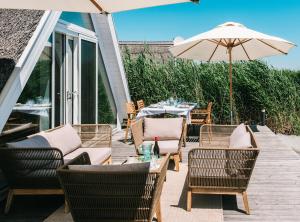 Posezení v ubytování Seehütte Sonnenschilf - Premium Hide-Away Ferienhaus in Rust direkt am Neusiedlersee