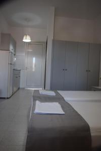 Posteľ alebo postele v izbe v ubytovaní Lefteris Apartments in Ialysos Rhodes