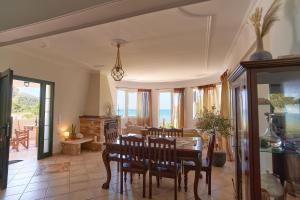 Posezení v ubytování Royal Sea View Villa