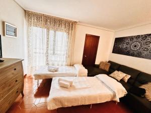 Ένα ή περισσότερα κρεβάτια σε δωμάτιο στο Somo, Atico en primera linea de playa y surf