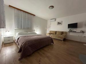 Postel nebo postele na pokoji v ubytování Apartments and Rooms Krizmanic + 37 fotografií