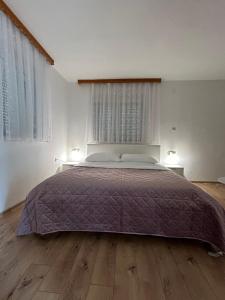Postel nebo postele na pokoji v ubytování Apartments and Rooms Krizmanic