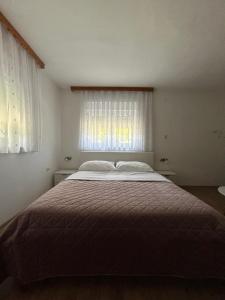 Postel nebo postele na pokoji v ubytování Apartments and Rooms Krizmanic