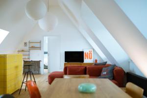 a living room with a couch and a tv at slot Ferienwohnung Schwetzingen in Schwetzingen