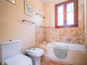un bagno con un water, una vasca e un lavandino di Casa Rancho el Marques fjhomefj a Jerez de la Frontera Altre 25 foto