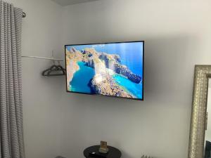 Televiisor ja/või meelelahutuskeskus majutusasutuses Studio apartment to rent