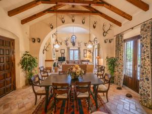 una sala da pranzo con tavolo e sedie di Casa Rancho el Marques fjhomefj a Jerez de la Frontera