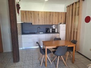 Kuchyňa alebo kuchynka v ubytovaní Apartmani Škarić