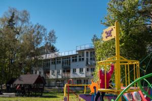 Detský kútik v ubytovaní Apartament 12B Niebieskie Apartamenty Poddąbie dawniej Blue Marine z basenem krytym, odkrytym, salą zabaw, animacjami