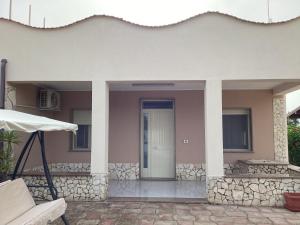 a house with a white door and a porch at Monsant Casa Vacanze in Granelli