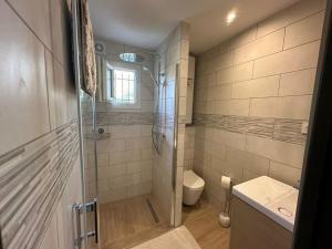 Bilik mandi di Studio cosy a 500m de la plage