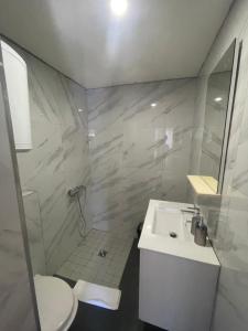 Ένα μπάνιο στο Rooms Tirreno