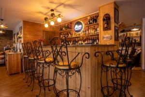 El salón o zona de bar de Mood Hotel Kazbegi