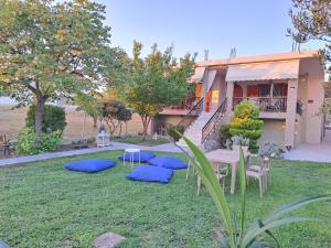 尼亚·卡利克拉提亚CASA Di TRE MARE的一个带桌椅的庭院和一座房子