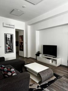 Televízia a/alebo spoločenská miestnosť v ubytovaní Hősök Tornya Apartman