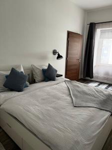 Posteľ alebo postele v izbe v ubytovaní Hősök Tornya Apartman