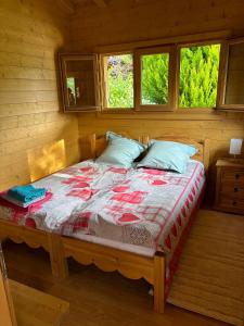 Posto letto in camera in legno con 2 finestre. di Bienvenue dans notre chalet à Saint-Gervais-les-Bains a Saint-Gervais-les-Bains