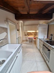 Kuchyň nebo kuchyňský kout v ubytování Maisons de Aoste + 16 fotografií