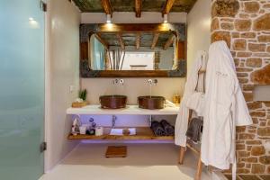 Ванна кімната в Onar Suites & Villas