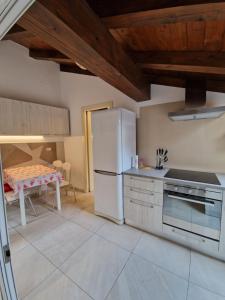 Kuchyň nebo kuchyňský kout v ubytování Maisons de Aoste