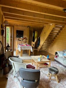 un soggiorno con un divano e una scala di Bienvenue dans notre chalet à Saint-Gervais-les-Bains a Saint-Gervais-les-Bains