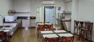 a kitchen with a table and chairs in a room at HOTEL CALIFÓRNIA in Concordia