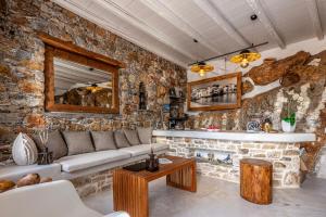 Зона вітальні в Onar Suites & Villas