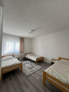 une chambre avec deux lits et un tapis dans l'établissement Apartment BORICI, à Bihać 16 autres photos